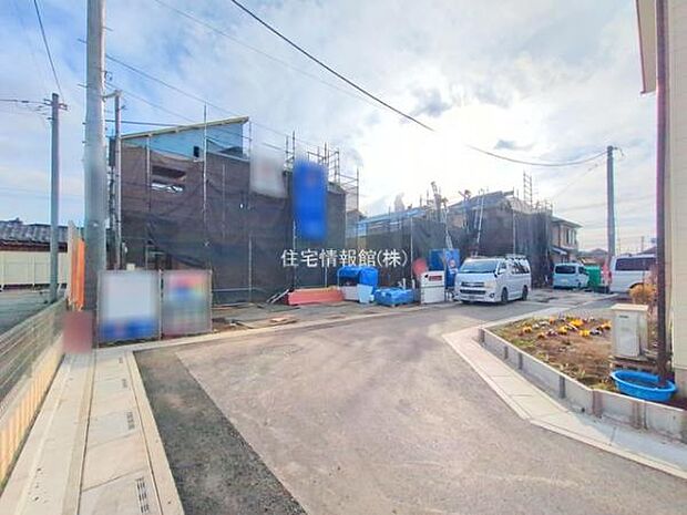 前面道路を含めた現地写真です。