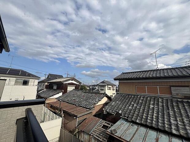 バルコニーからの眺望です。明るい陽射しを浴びながらゆったりと過ごすのも良いですね。