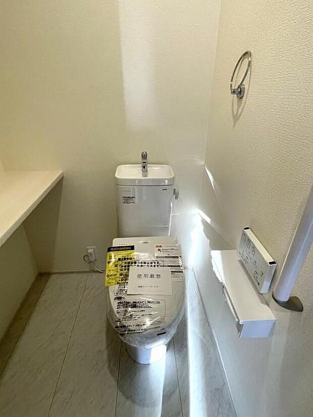 シャワー洗浄機能付のトイレは、清潔感が印象的な空間ですね。