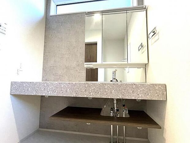 洗面化粧台です。朝の身支度から1日が始まります。