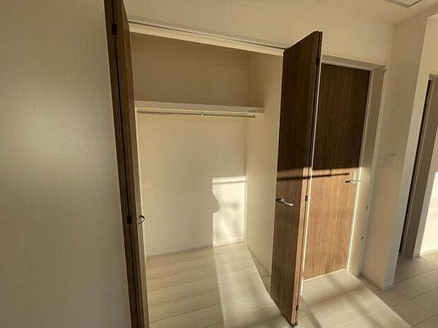 いつでもお部屋をスッキリお使い頂ける収納スペースを設置。