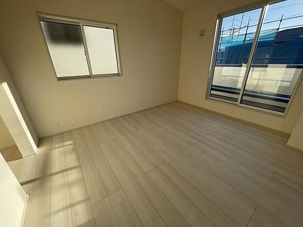 木の温もりが優しいフローリングの収納スペース付き洋室です。