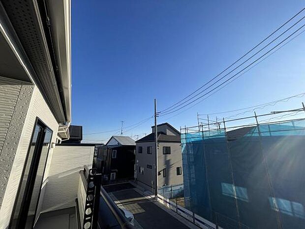 バルコニーからの眺望です。明るい陽射しを浴びながらゆったりと過ごすのも良いですね。