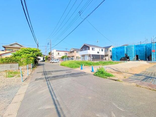 前面道路を含めた現地写真です。