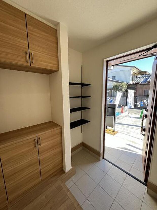 綺麗で明るい玄関でお客様をお迎えいただけます。