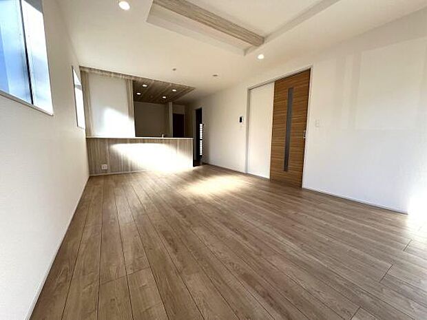 ご家族が集うLDKは約18帖の広さ、団らんの空間です。