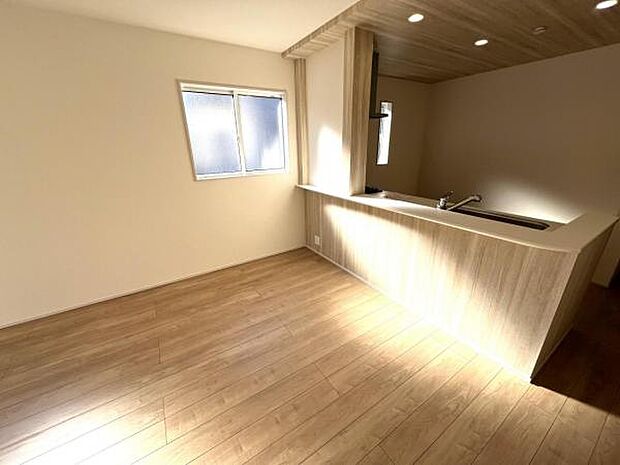キッチン正面にダイニングセットを配置することで、配膳もスムーズに。調理中も会話を楽しめます。