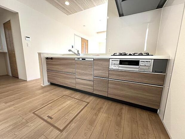 作業スペースが広く家事動線をゆったりと確保できるキッチンです。