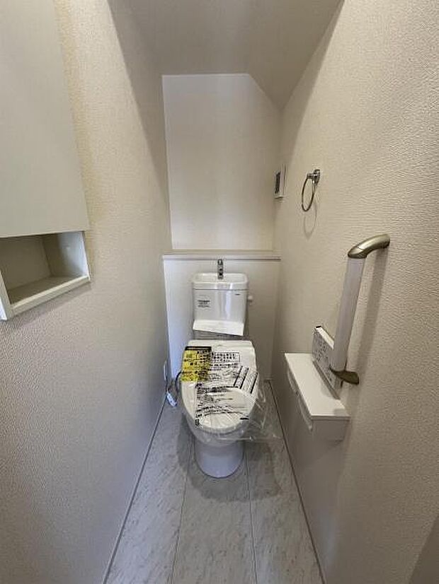 シャワー洗浄機能付のトイレは、清潔感が印象的な空間ですね。