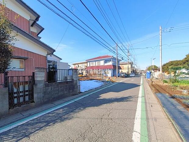 前面道路を含めた現地写真です。