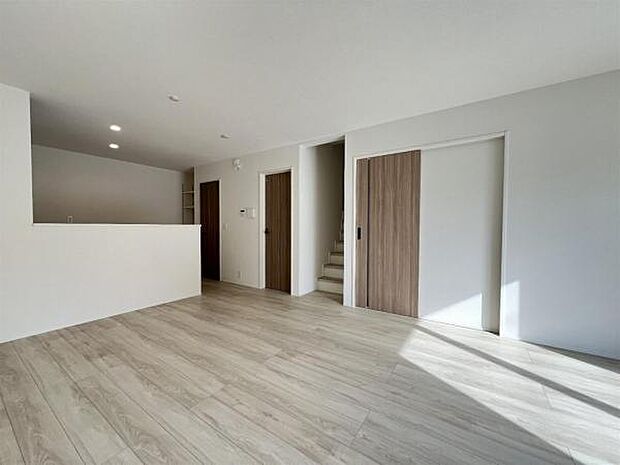 ご家族みんながゆったりくつろげる広々リビングです。