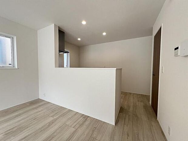 お食事中もキッチンと会話が楽しめるダイニングスペース。