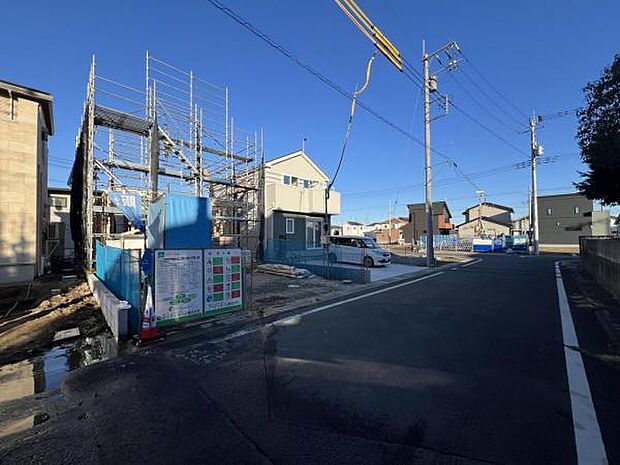 前面道路を含めた現地写真です。