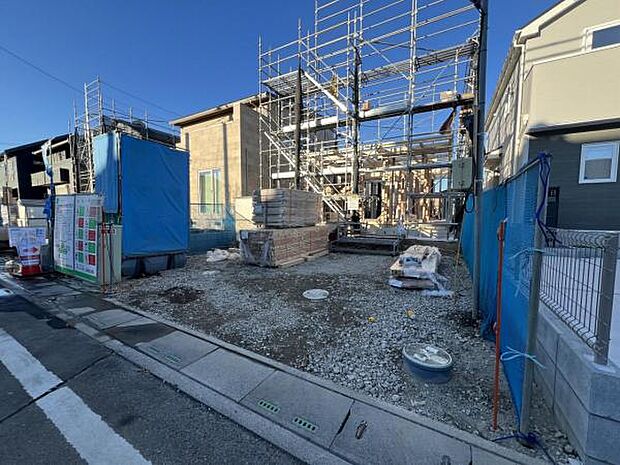 駐車場です。前面道路との高低差も少なく、スムーズに出入りできます。