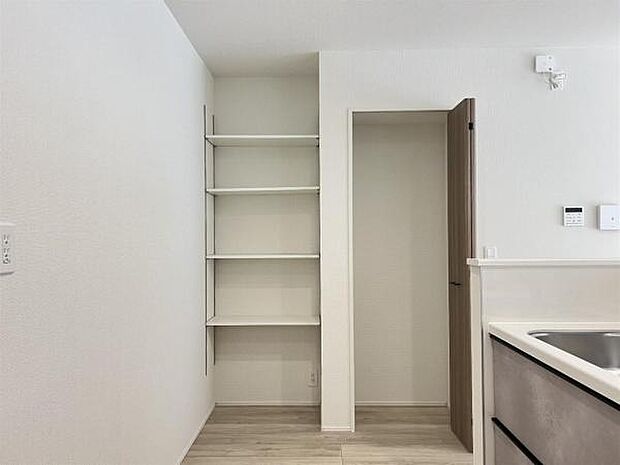 キッチン脇収納です。