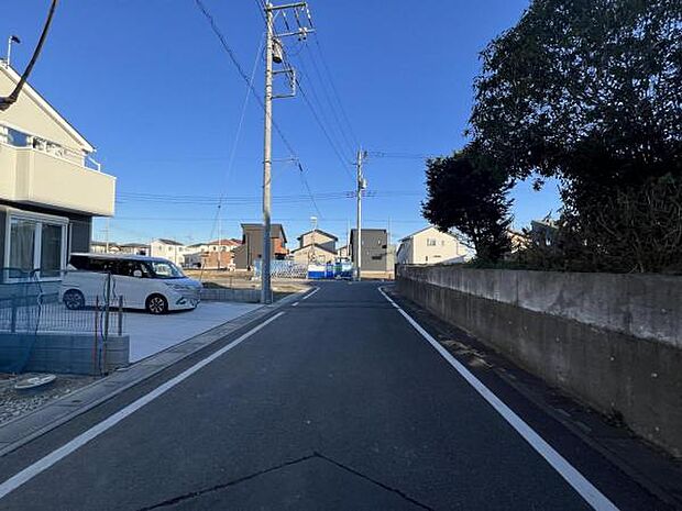 前面道路を含めた現地写真です。ぜひ周辺環境も併せてご覧ください。