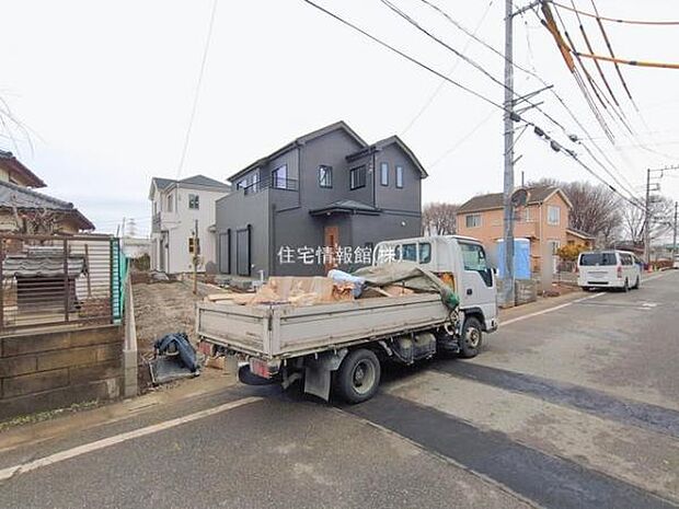 前面道路を含めた現地写真です。