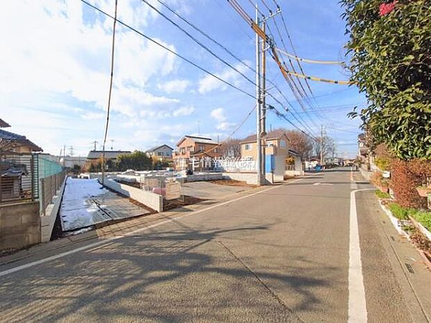 前面道路を含めた現地写真です。