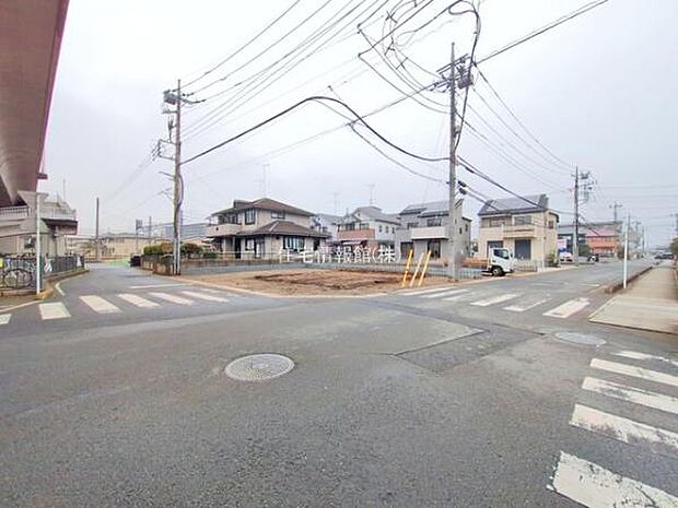 前面道路を含めた現地写真です。