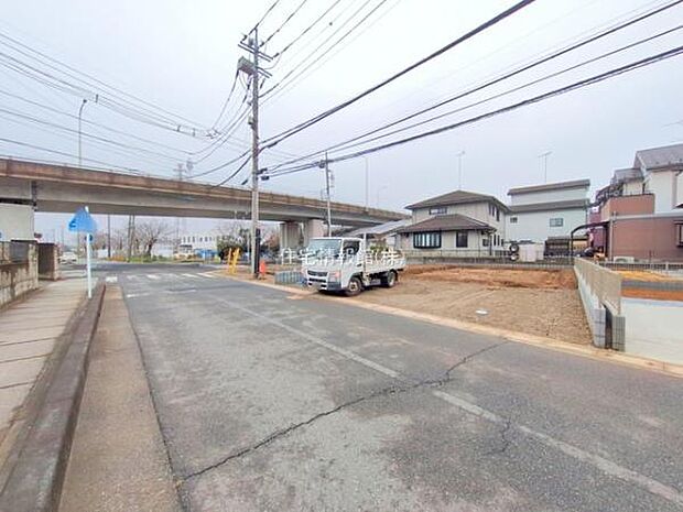 前面道路を含めた現地写真です。