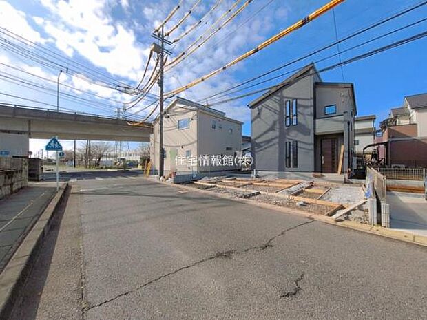 前面道路を含めた現地写真です。