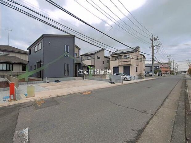 前面道路を含めた現地写真です。