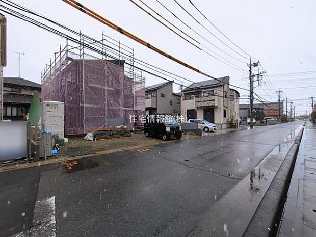 前面道路を含めた現地写真です。