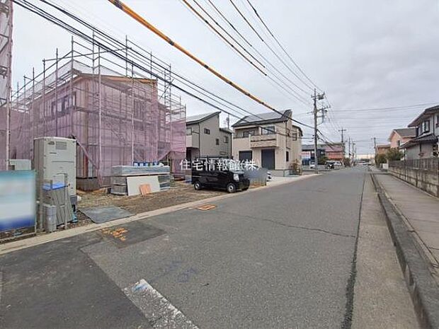 前面道路を含めた現地写真です。