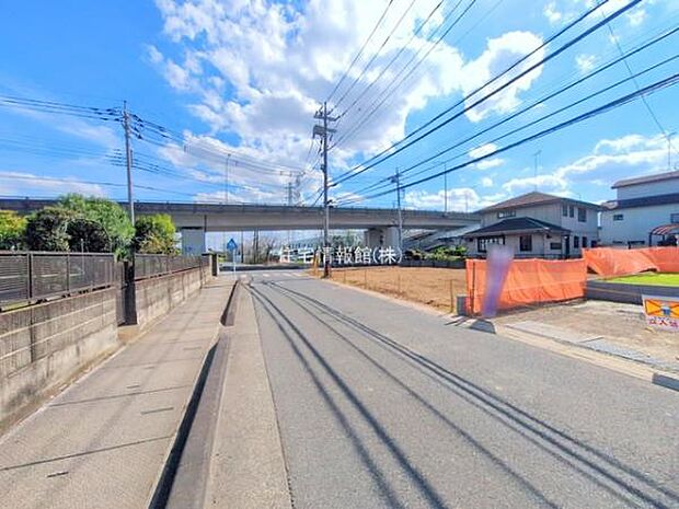 前面道路を含めた現地写真です。