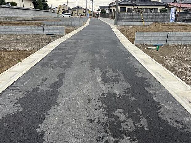 前面道路を含めた現地写真です。