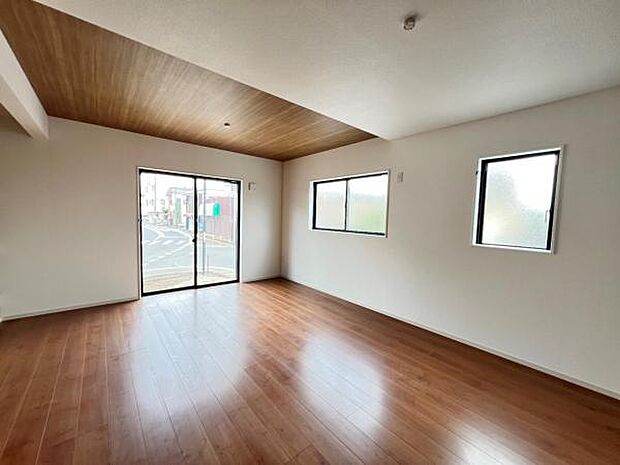 家族団らんの場所としてゆったりと居心地の良いリビングです。