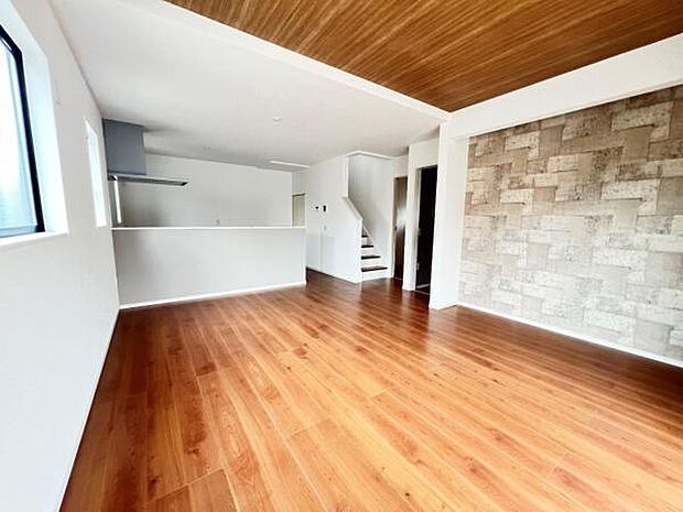 お食事中もキッチンと会話が楽しめるダイニングスペース。