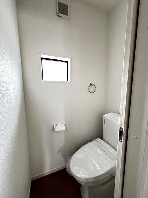 シャワー洗浄機能付のトイレは、清潔感が印象的な空間ですね。