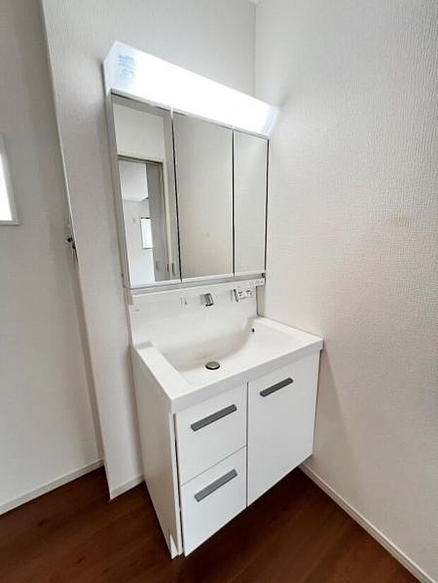 洗面化粧台です。朝の身支度から1日が始まります。