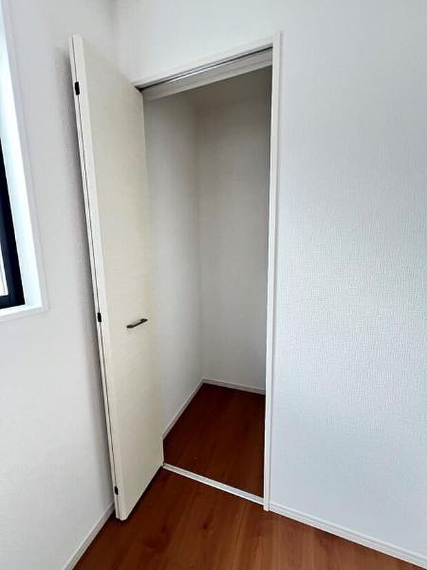 いつでもお部屋をスッキリお使い頂ける収納スペースを設置。