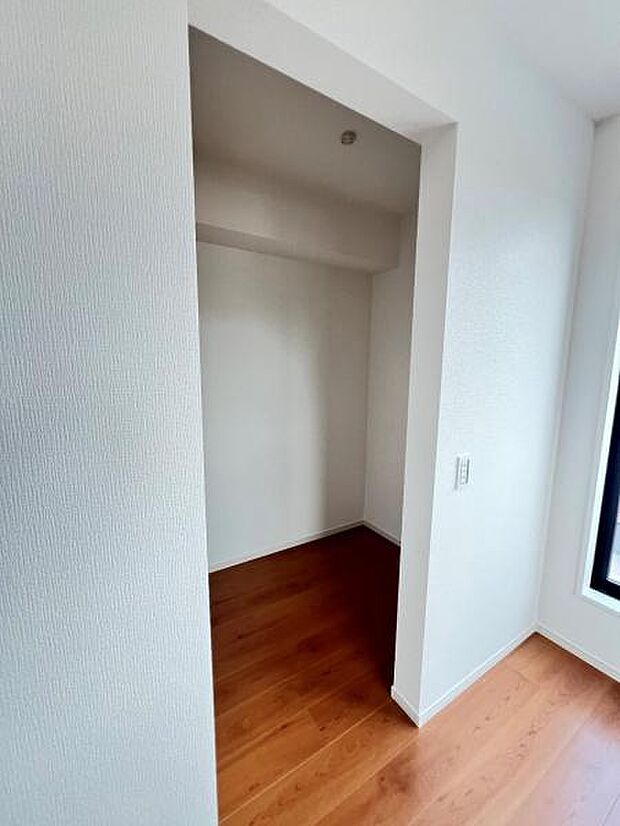 ウォークインクローゼットがあり収納スペースも豊富。季節物もスッキリ片付きそうです。