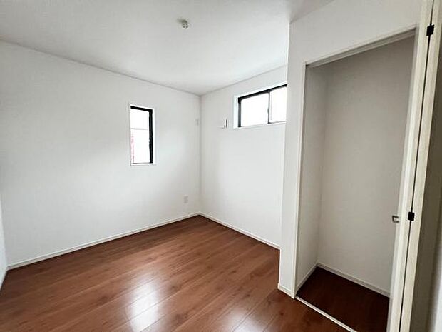 木の温もりが優しいフローリングの収納スペース付き洋室です。