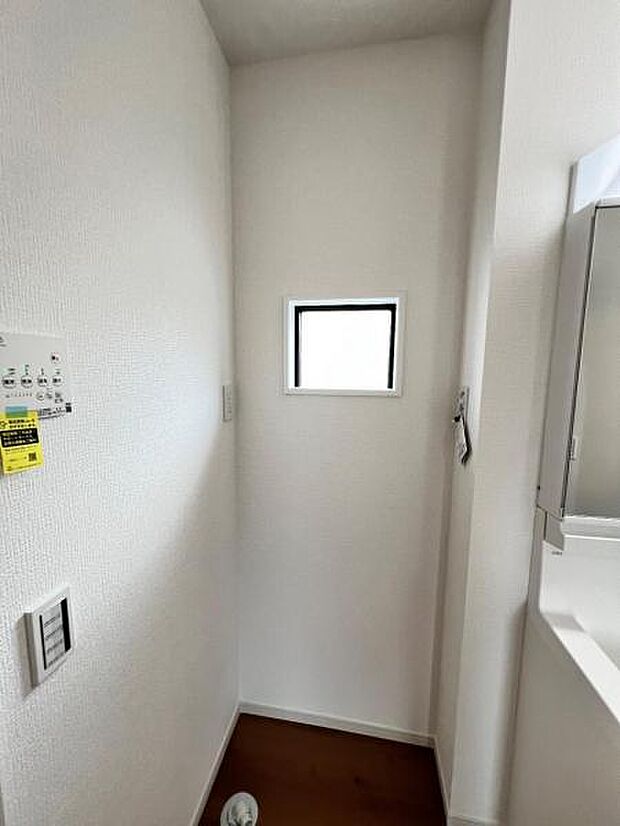 独立洗面台の横にはランドリースペースがございます。