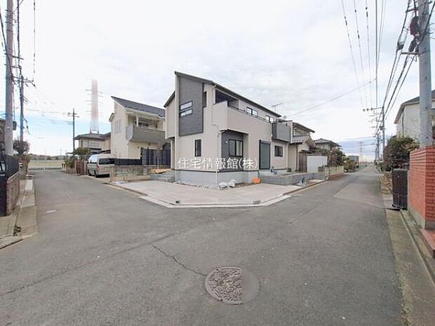 前面道路を含めた現地写真です。