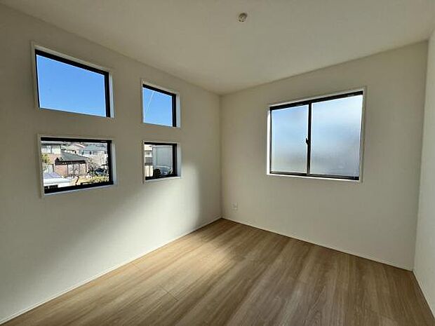 明るい広々とした主寝室でご家族ゆっくりお休みになれますね。