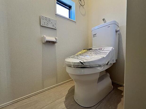 シャワー洗浄機能付のトイレは、清潔感が印象的な空間ですね。