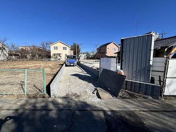 前面道路です。住宅地につき落ち着いた新生活を始められそうです。