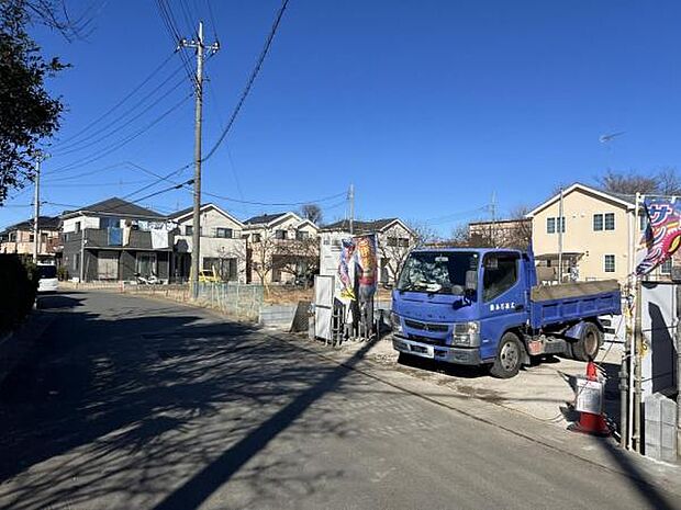 前面道路を含めた現地写真です。ぜひ周辺環境も併せてご覧ください。