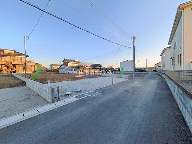 前面道路を含めた現地写真です。