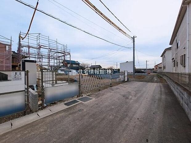 前面道路を含めた現地写真です。