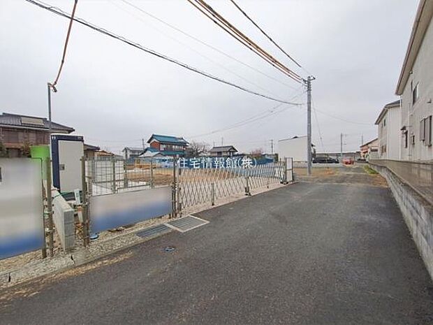 前面道路を含めた現地写真です。