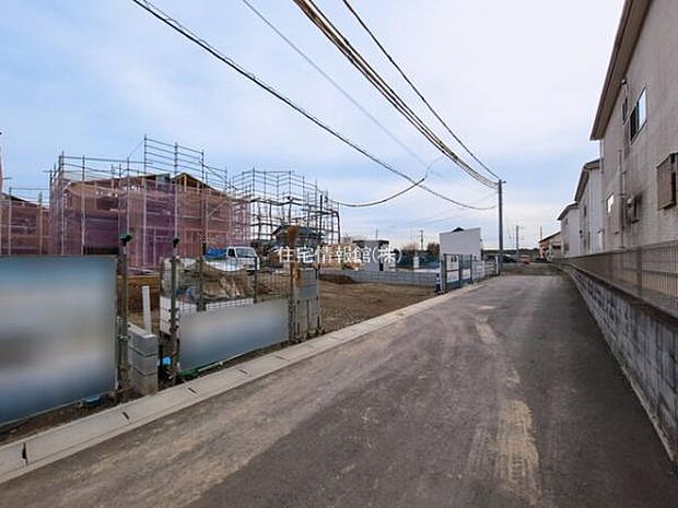 前面道路を含めた現地写真です。