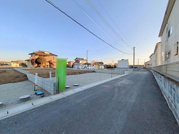 前面道路を含めた現地写真です。