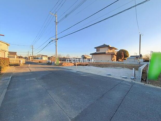 前面道路を含めた現地写真です。