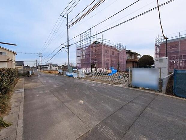 前面道路を含めた現地写真です。